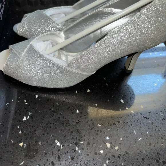Easy Street women’s silver glitter Ravish dance shoes size 7.5 narrow - Picture 2 of 4